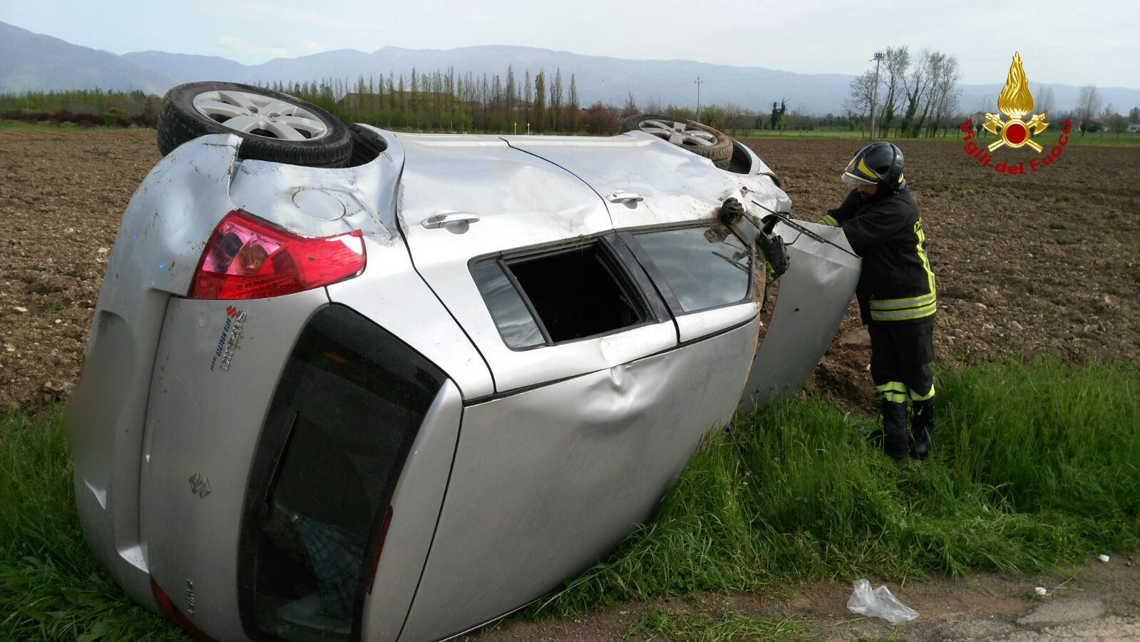 Malo Si Ribalta Con L Auto E Finisce Nel Campo Un Ferito