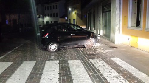 Schio Al Volante Ubriaca Sbanda E Finisce Contro Un Palo Nel Marciapiede